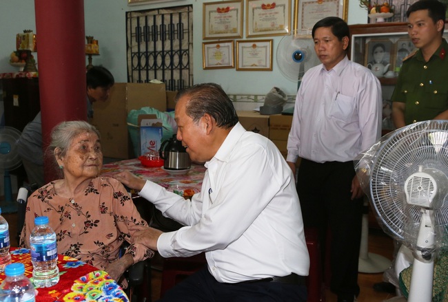Permanent Deputy Prime Minister Truong Hoa Binh visits Heroic Vietnamese Mother Huynh Thi Hat. (Photo: VGP)