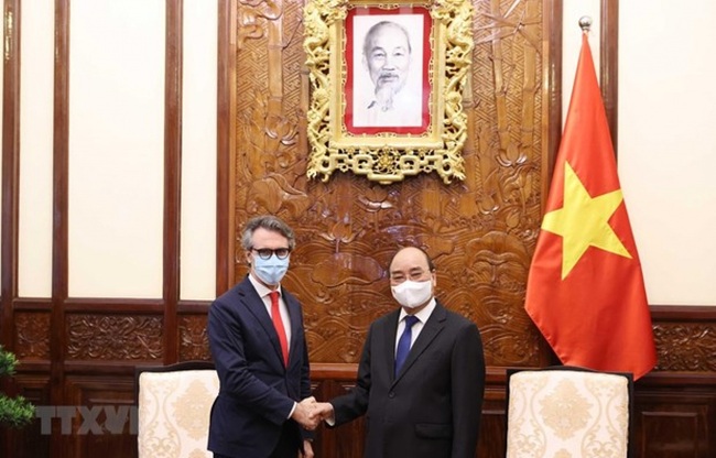 President Nguyen Xuan Phuc (right) and Ambassador Giorgio Aliberti, head of the European Union Delegation to Vietnam (Photo: VNA)