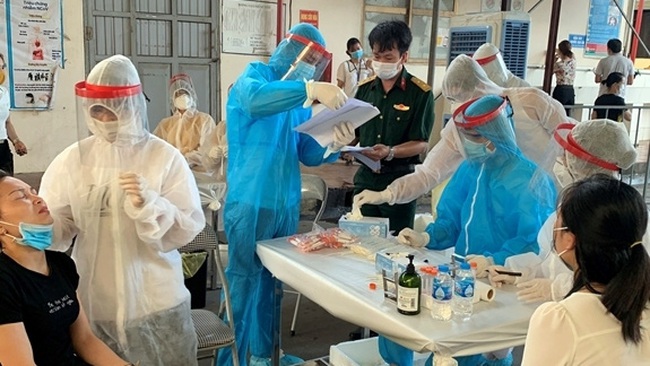 Staff of the Military Medical Academy taking samples for workers at Ha Phong Garment Export Joint Stock Company in Bac Giang Province. (Photo: qdnd.vn)