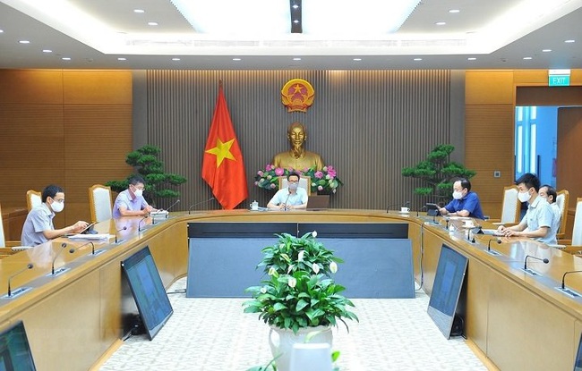 Deputy PM Vu Duc Dam chairs a virtual meeting with Bac Ninh and Bac Giang provinces on May 28.