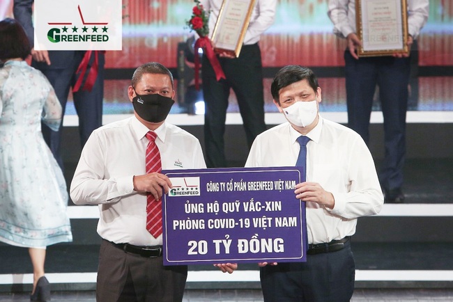 Mr. Dao Le Vu – General Director of Northern Livestock Industry (left), representative of GREENFEED Vietnam donated VND20 billion to the Fund for Vaccination Prevention of Coronavirus Disease 2019. Mr. Nguyen Thanh Long - Minister of Health, received on behalf of the Government.