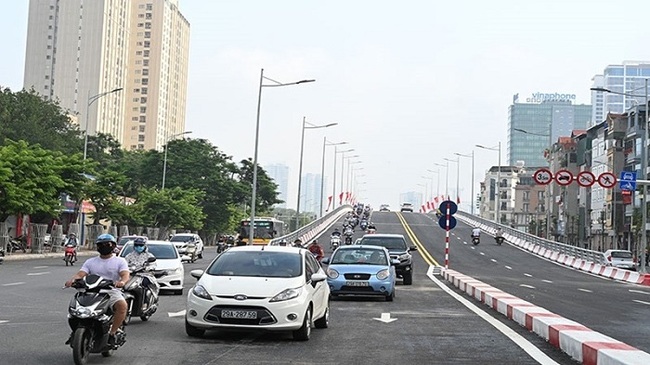 The overpass at the intersection of Nguyen Van Huyen - Hoang Quoc Viet streets connects the three districts of Cau Giay, Tay Ho and Bac Tu Liem in Hanoi. (Photo: NDO)