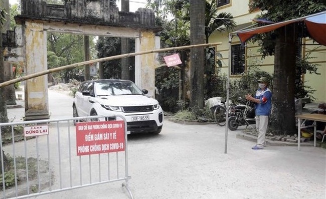 Barriers used to control people and vehicles entering or leaving a residential area in Hanoi (Photo: VNA)