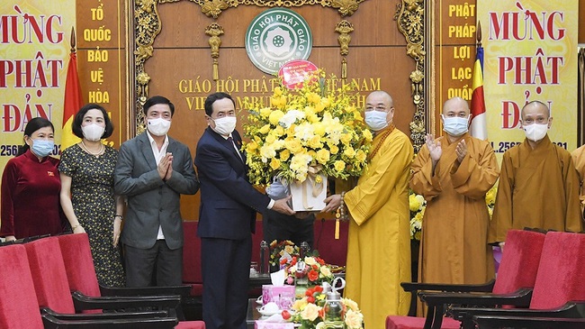 National Assembly Vice Chairman Tran Thanh Man and the Most Venerable Thich Thanh Nhieu (Photo: Quoc Hoi)