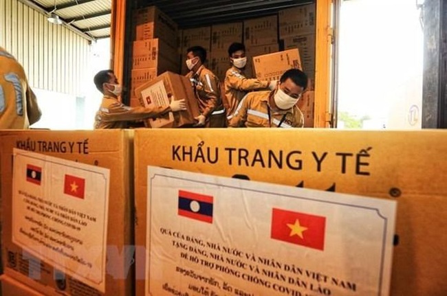 Logistics workers at the Noi Bai International Airport are transporting boxes of medical supplies and equipment offered by Vietnam to assist Laos’ COVID-19 fight. (Illustrative photo: VNA)
