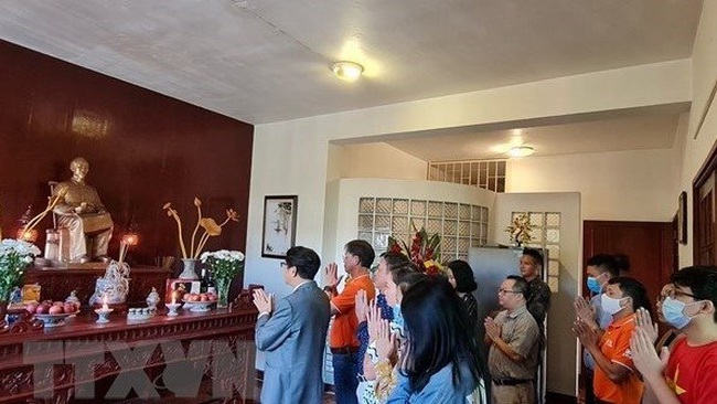 Representatives of the Vietnamese community in Mozambique offer incense to President Ho Chi Minh at the embassy's headquarters in Maputo on May 18 (Photo: VNA)