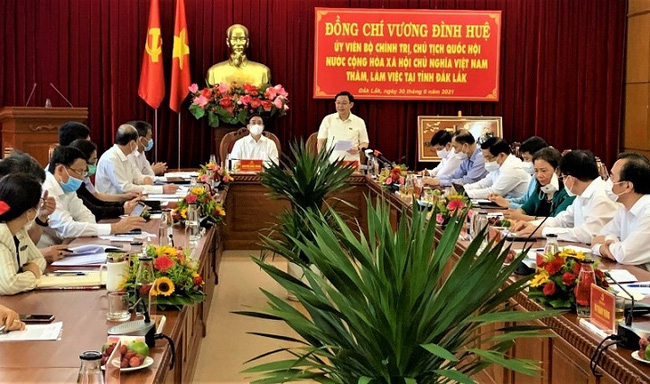 Chairman of the National Assembly Vuong Dinh Hue speaks during a working session with the Dak Lak provincial Party Committee's Standing Board on June 30. (Photo: VNA)