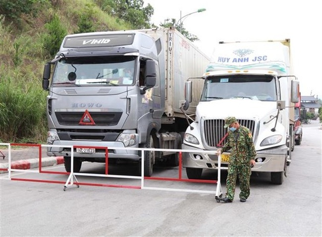 Border guard forces separate the flow of container trucks at the Huu Nghi International Border Gate in the northern province of Lang Son. (Photo: VNA)