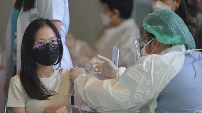 A woman is vaccinated against COVID-19 in Samutprakran province of Thailand on June 19 (Photo: Xinhua/VNA)