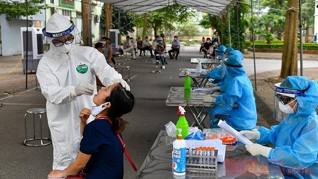 Collecting samples for COVID-19 testing. (Photo: NDO/Duy Linh)