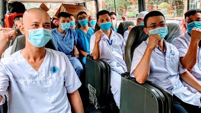 Doctors and medical staff from Hai Phong City set out to support Bac Giang province to fight the epidemic. (Photo: Ngo Quang Dung)