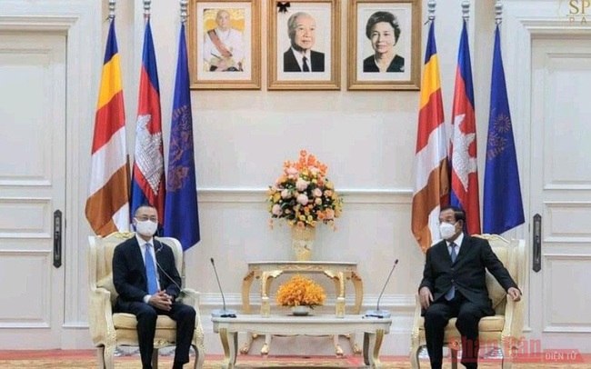 Cambodian Prime Minister Samdech Techo Hun Sen receives outgoing Vietnamese Ambassador Vu Quang Minh.