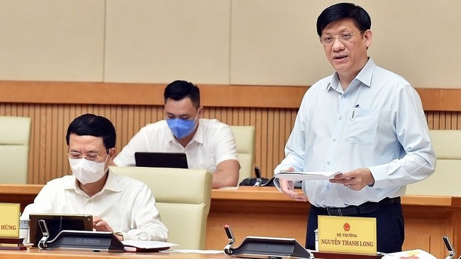 Minister of Health Nguyen Thanh Long (standing) speaks at the meeting. (Photo: chinhphu.vn)