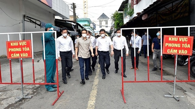Deputy Prime Minister Vu Duc Dam (second from left) inspects a blockaded area in Tan Thoi Nhat ward, District 12, Ho Chi Minh City, July 8, 2021. (Photo: chinhphu.vn)