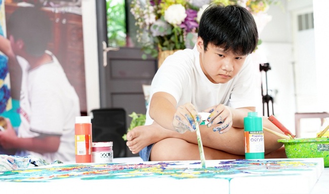 Young painter  Pho Van Anh, alias Xeo Chu, donates nearly VND3 billion from his artwork auction to the COVID-19 fight. (Photo: thanhnien.vn)