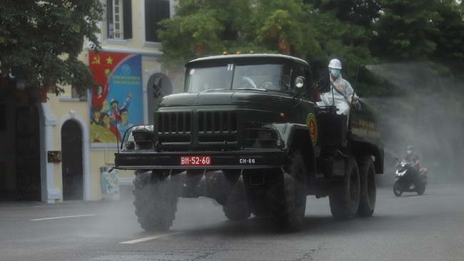 Disinfectants are sprayed at a street in central Hanoi. (Photo: VNA)