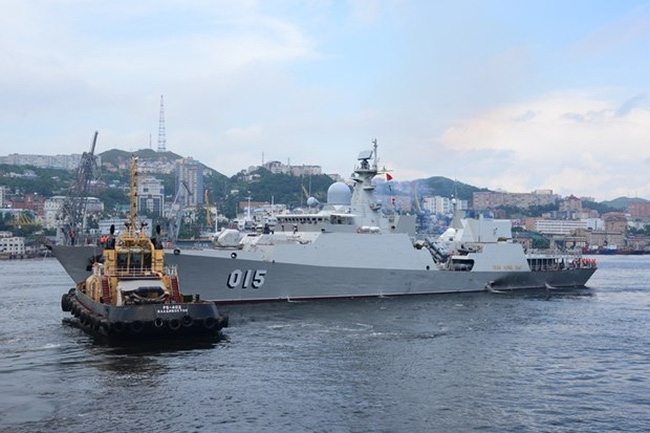 Vietnamese naval vessel 015-Tran Hung Dao takes part in the parade in Vladivostok city, Russia on July 25. (Photo: qdnd.vn)