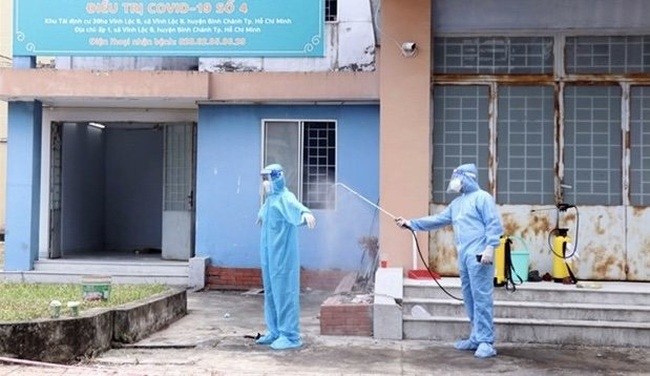 Medical workers are disinfected after their shift in HCM City (Photo: VNA)