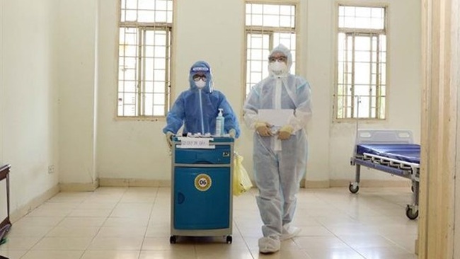 Medical workers prepare room for new patients at a hospital designated for COVID-19 treatment in HCM City. (Photo: VNA)