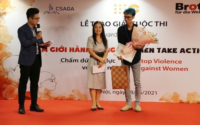The organising board presents the second prize to the winner (Photo: VNA)