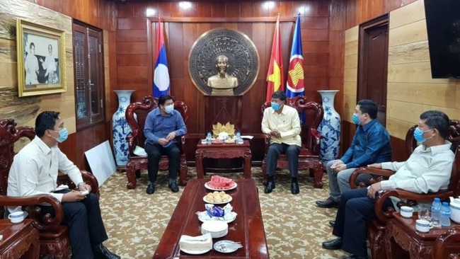 Vietnamese Consul General in Luang Prabang Nguyen Dang Hung (right) gives thanks for the support and help of Phongsaly province at the meeting, on June 12.