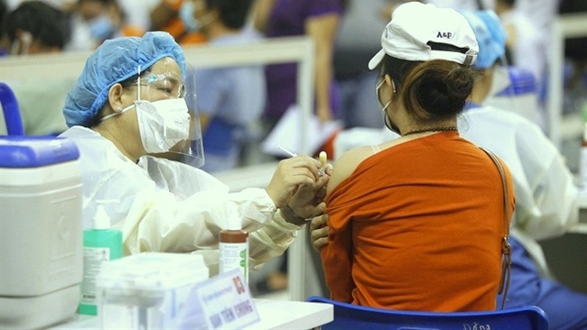 A mass vaccination drive held at Phu Tho Indoor Sport Stadium, Ho Chi Minh City, on June 24, 2021, using the AstraZeneca doses donated by Japan. (Photo: VNA)