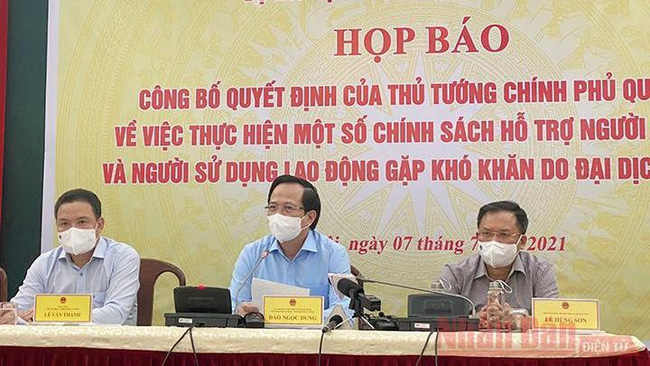 Minister of Labour, Invalids and Social Affairs Dao Ngoc Dung (centre) at the press conference.