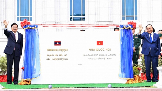 Party General Secretary and President of Laos Thongloun Sisoulith and Vietnamese State President Nguyen Xuan Phuc unveil the Lao National Assembly building, a special gift from Vietnam to Laos.