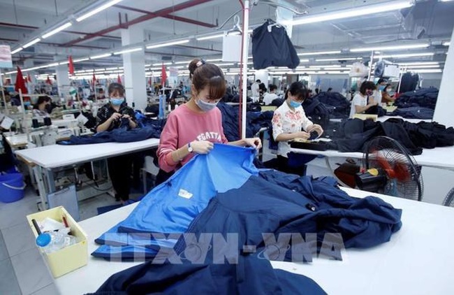Workers make garment products at Hung Long Garment and Service Joint Stock Company in Hung Yen Province’s My Hao District.