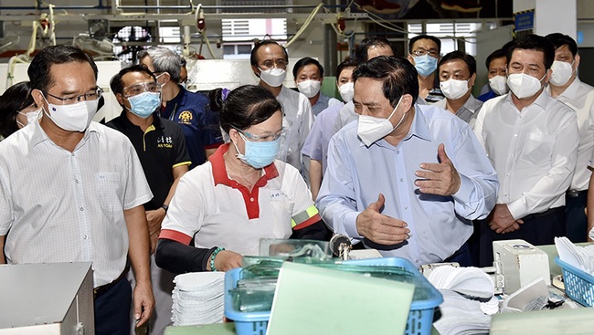 Prime Minister Pham Minh Chinh inspects the prevention and control of the COVID-19 pandemic at Vietnam Ching Luh Shoes Co., Ltd in Thuan Dao Industrial Park, Ben Luc District, Long An province. (Photo: NHAT BAC)