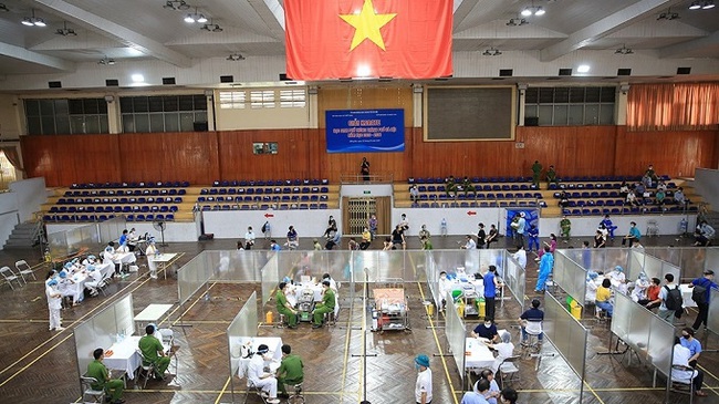 A COVID-19 vaccination point at Trinh Hoai Duc Gymnasium in Hanoi. (Photo: hanoimoi.com.vn)