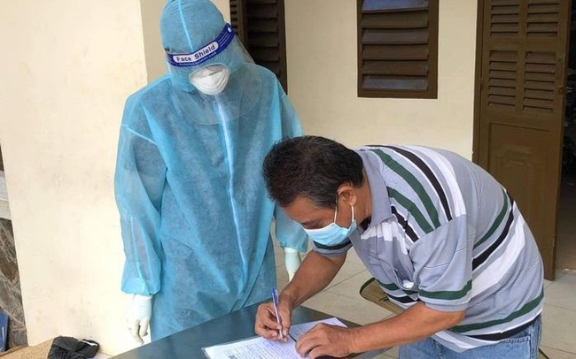 A patient conducts procedures to be discharged from hospital.