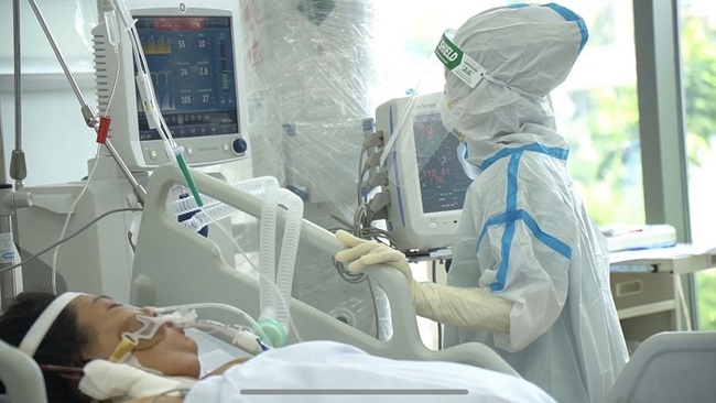 Treating a COVID-19 patient in critical conditions (Photo: VNA)