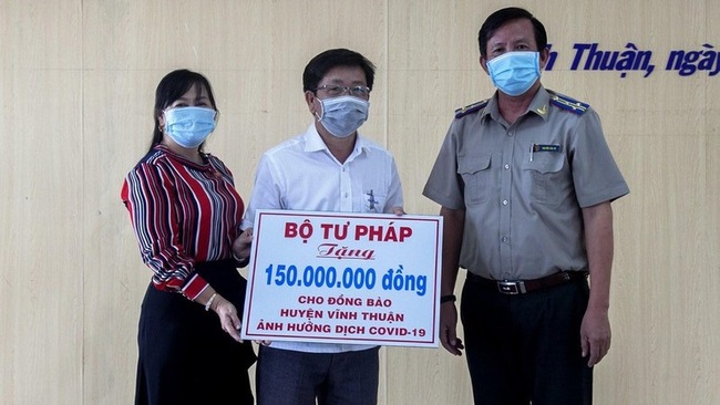The Ministry of Justice hands over VND150 million to Vinh Thuan district. (Photo: baophapluat.vn)