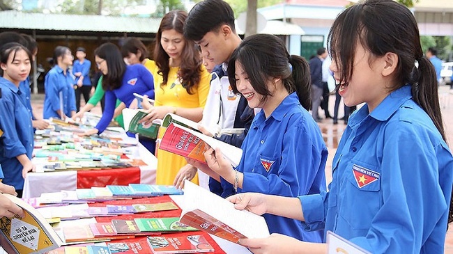 Youngsters experience a book festival at Bac Giang Ethnic Minority Boarding School, Bac Giang City, Bac Giang Province, April 18, 2021. (Photo: NDO/Linh Phan)