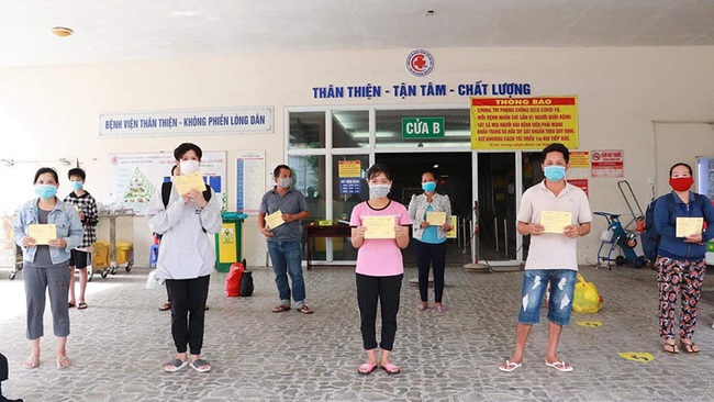 Recovered COVID-19 patients are released from a hospital in Can Tho. (Photo: Ha Nga)