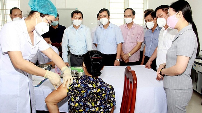 Injecting a volunteer with Covivac COVID-19 vaccine at Vu Thu District Medical Centre, Thai Binh Province. (Photo: Ministry of Health)