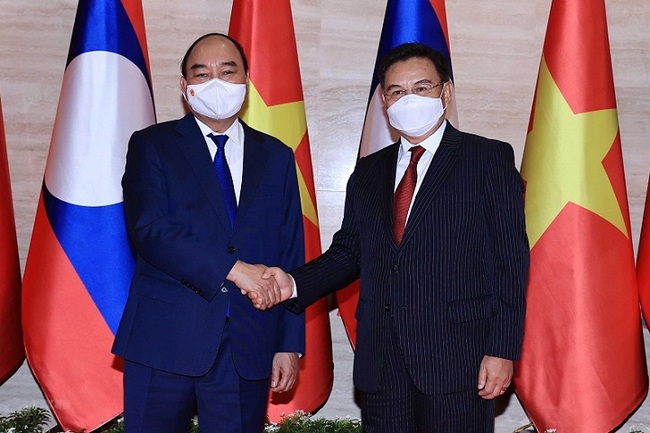 Vietnamese President Nguyen Xuan Phuc (L) meets with Chairman of the Lao National Assembly Saysomphone Phomvihane in Vientiane on August 10. (Photo: VNA)