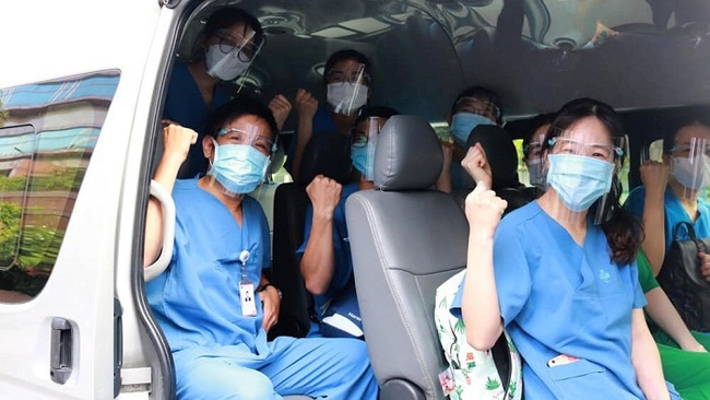 Doctors, nurses, and technicians from the Ho Chi Minh City Medicine and Pharmacy University leaving for the fight against COVID-19 at field hospitals in Ho Chi Minh City. (Photo: bvdaihoc.com.vn)