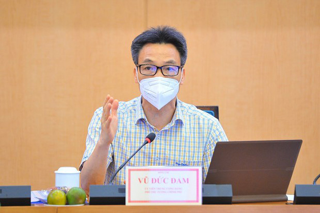 Deputy Prime Minister Vu Duc Dam has a working session with Hanoi leaders on COVID-19 prevention and control (Photo: VNA)