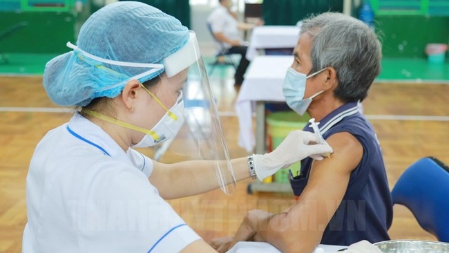 A senior citizen in Ho Chi Minh City vaccinated. (Photo: hcmcpv.org.vn)