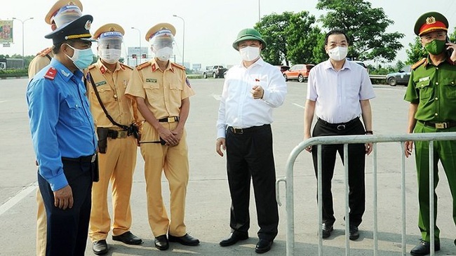 Secretary of the Hanoi Party Committee Dinh Tien Dung (middle) inspects a medical checkpoint at the Phap Van-Cau Gie intersection, Hanoi, July 28, 2021.