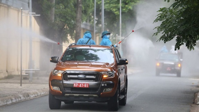 Ho Chi Minh City starts a seven-day campaign to disinfect the whole city on July 23, 2021, aimed at improving the effectiveness of COVID-19 prevention and control measures. (Photo: NDO)