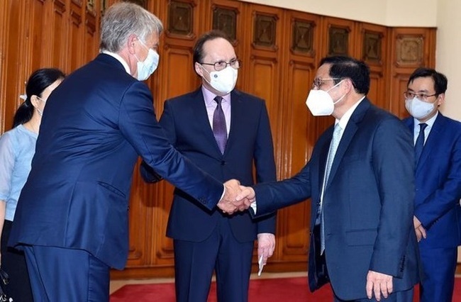PM Pham Minh Chinh (right) receives Russian Ambassador to Vietnam Gennady Bezdetko (centre) and Chairman of Novatek Leonid Mikhelson (Photo: Vietnam Government Portal)