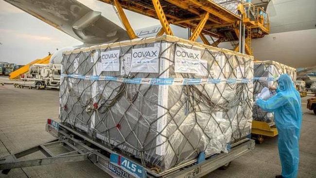 A batch of COVID-19 vaccines supplied by COVAX Facility through UNICEF arrived at Noi Bai International Airport in Hanoi. (Photo: UNICEF Vietnam)