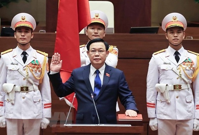 NA Chairman Vuong Dinh Hue takes oath (Photo: VNA)