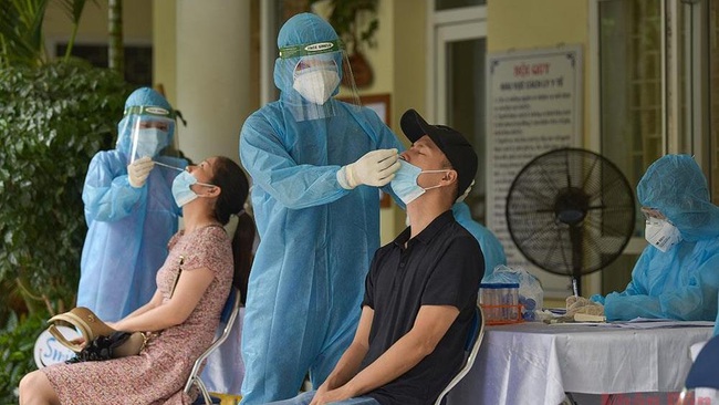 Taking samples for COVID-19 testing in Thanh Xuan, Hanoi (Photo: DANG ANH)