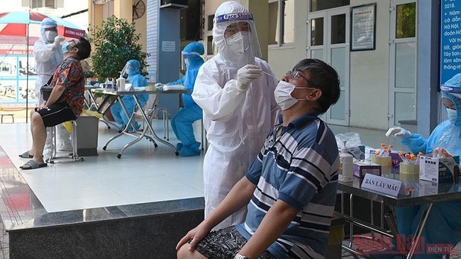 Health workers take samples for COVID-19 testing in Hanoi. (Photo: NDO)