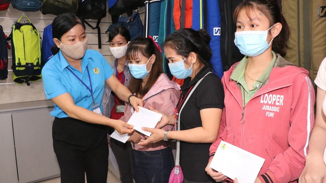 Workers receive support from a trade union official. (Photo: NLD)