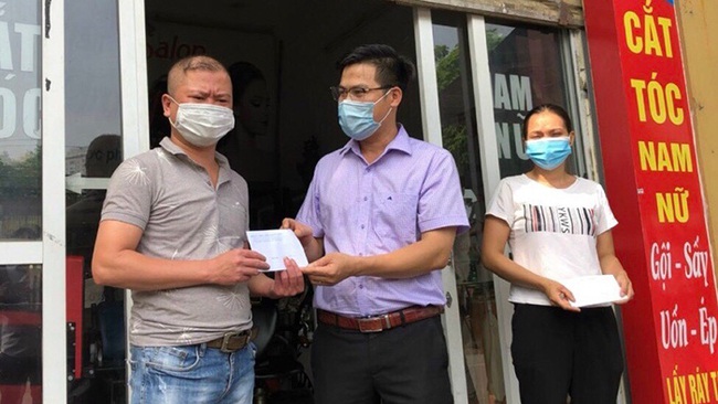 A needy employee from Ha Dong district, Hanoi receives support according to Resolution No.68 of the Government.